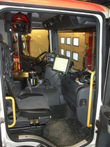 "Kessun" eli yksikönjohtajan työmaa. Keskellä PEKEn (pelastustoimen kenttäjohtojärjestelmän) päätelaite.