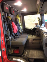 Ohjaamossa kuljettajan lisäksi 2 istumapaikkaa, molemmilla paikoilla myös paineilmalaite.