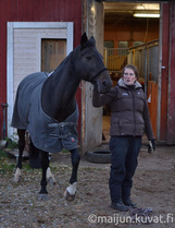 Ratsastuksenopettaja Kati Mallat ja Emppu.