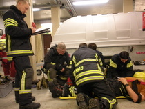 Potilas saatu ylös ja hoitotoimenpiteet voi alkaa.