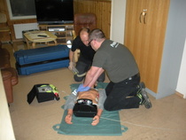 Elvytysharjoitus. Tällä kertaa käytössä on nukke joka voidaan defibrilloida ja joka tuottaa reaaliaikaista dataa elvytyksen tehokkuudesta.