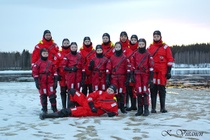 Nuoret pintapelastajat ryhmäkuvassa ohjaajineen. Kuva: Kimmo Viitanen