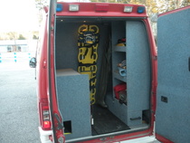 Peräosassa pieni työtila sekä monenmoista pienkalustoa.