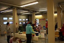 "Baarin" puolella riitti säpinää, tarjoiluista huolehtivat naisosaston Paula ja Marjo.