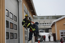 Uhri saatu kiinnitettyä omiin valjaisiin ja matka maan kamaralle jatkuu.