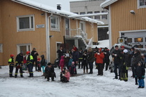 Sateisesta kelistä huolimatta yleisö jaksoi seurata näytöstä.