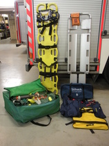 Tukemiseen ja siirtoon käytettävät välineet. Rankalauta, kauhapaarit, tyhjiöpatja sekä -lastat ja tukikaulurisarja.