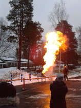 Rasvapalonäytös. Kuvassa tilanne jossa on juuri kaadettu 1,5 dl vettä palavan rasvan sekaan.