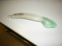 Larynxmaski, jota käytetään hengitysteiden hallintaan mm. elvytyspotilailla.