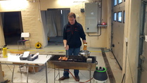 Le Chef jaksoi hymyillä vaikka makkarankäännössä piti kiirettä.