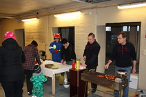 Pasi ja Reima pitivät grillin kuumana ja makkara maistui vieraille